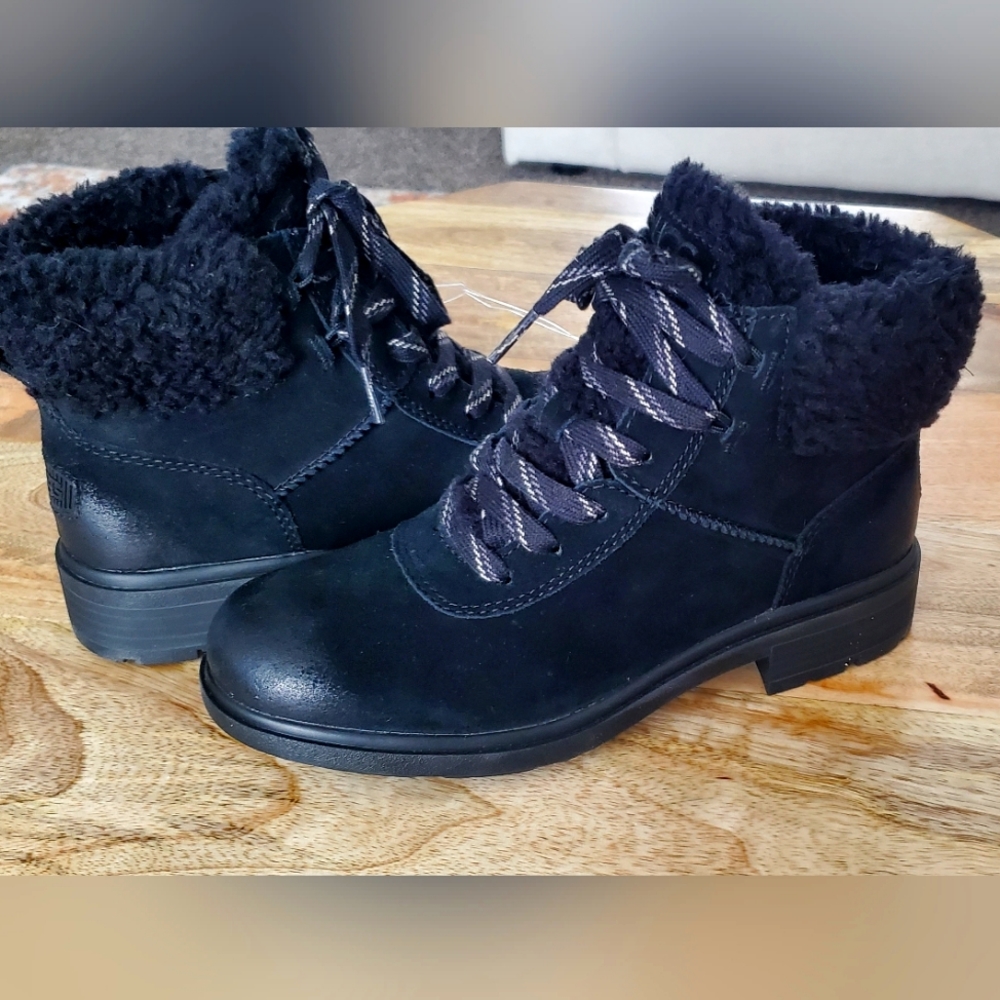 New Women's Size 7 UGG Harrison Lace Boots Black